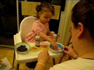 Peo decorating cookies.
