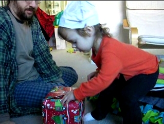 Peo opening Christmas presents.