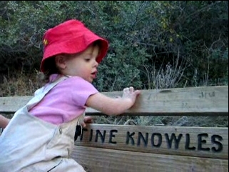 Peo pointing to letters on a bench.