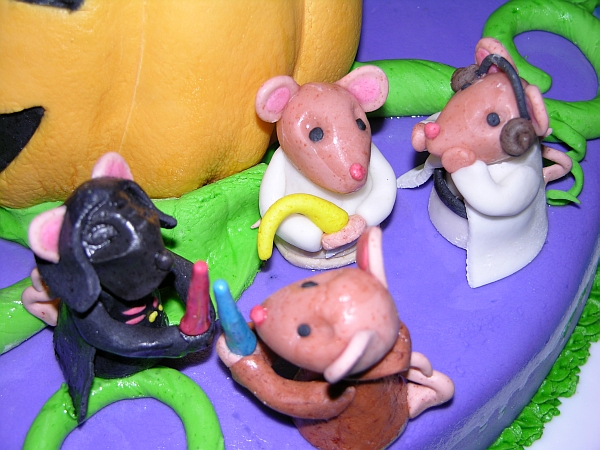 Halloween Cake - In the Making - Luke Skywalker Mouse with a flopsy lightsaber as Princess Leia Mouse looks on in shock